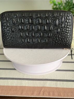 Elegant Black Crocodile-Embossed Wallet